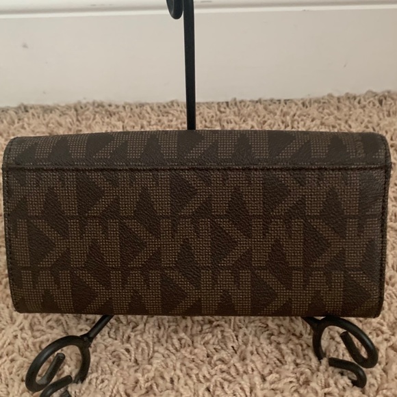 Michael Kors Fulton Wallet - Picture 4 of 4